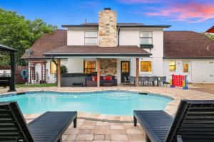 een zwembad voor een huis bij Pool Games Pickleball & Putt Putt Fun in San Antonio