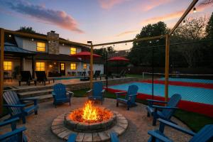 een vuurplaats voor een zwembad met stoelen bij Pool Games Pickleball & Putt Putt Fun in San Antonio
