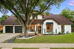 een wit huis met een boom in de voortuin bij Pool Games Pickleball & Putt Putt Fun in San Antonio +75 foto's