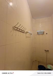 a bathroom with a shower stall with a toilet at Rabbi Chambres in Mbour