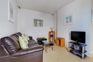 TV/trung tâm giải trí tại St Georges Lemain Garden Apts