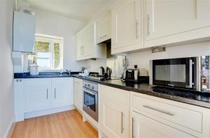 Nhà bếp/bếp nhỏ tại St Georges Lemain Garden Apts +7 ảnh