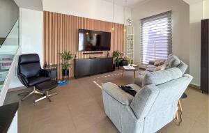 ein Wohnzimmer mit einer Couch und einem Sessel in der Unterkunft Stunning Home In Rojales in Ciudad Quesada