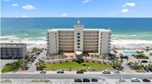 een luchtzicht op een hotel en het strand bij Sans Souci Unit 204 in Villa Sabine