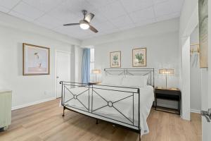 een slaapkamer met een bed en een plafondventilator bij Sans Souci Unit 204 in Villa Sabine