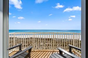 een uitzicht op het strand vanaf het balkon van een strandhuis bij Sans Souci Unit 204 in Villa Sabine
