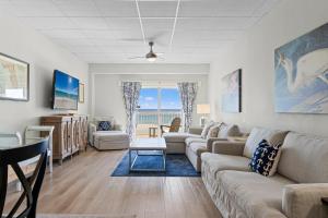 een woonkamer met een bank en een tafel bij Sans Souci Unit 204 in Villa Sabine +36 foto's