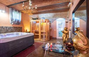a bathroom with a tub and a statue in it at Pet Friendly Apartment In Castiglione Del Lago in Pucciarelli +25 photos
