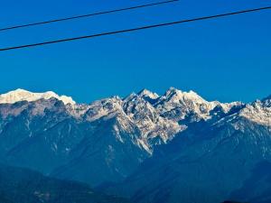 Una imagen general de la montaña o una montaña tomada desde el hotel