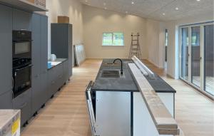Η κουζίνα ή μικρή κουζίνα στο Luxurious Home In Karrebæksminde With Wifi