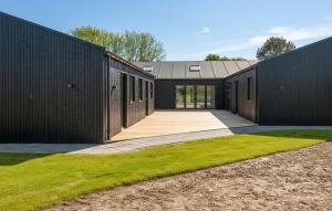 Το κτήριο όπου στεγάζεται  η παραθεριστική κατοικία +2 φωτογραφίες