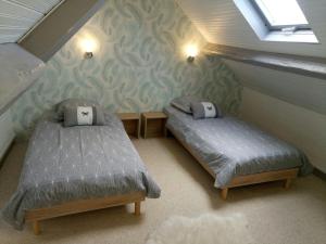 Postel nebo postele na pokoji v ubytování Maison centre Arromanches Acces direct Plage