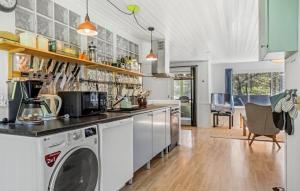 eine Küche mit Waschmaschine und Trockner in der Unterkunft 3 Bedroom Amazing Home In Rømø in Kongsmark