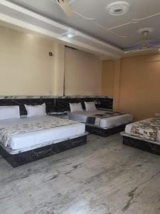 Giường trong phòng chung tại Bhagirathi Residency