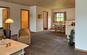 Χώρος καθιστικού στο Gorgeous Apartment In Rømø With Sauna