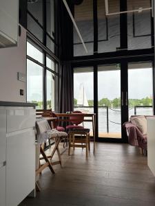 een keuken en eetkamer met uitzicht op het water bij Lukrecja HouseBoat in Wrocław