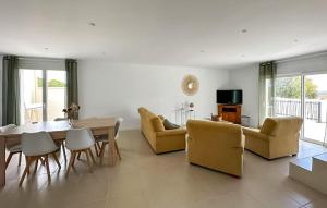 een woonkamer met een tafel en stoelen en een eetkamer bij Lovely Home In Montignargues With Private Swimming Pool, Can Be Inside Or Outside in Montignargues