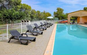 Swimmingpoolen hos eller tæt på 2 Bedroom Cozy Home In Lablachère + 10 billeder