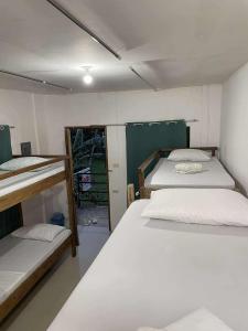 Ένα ή περισσότερα κρεβάτια σε δωμάτιο στο RedDot Guest House