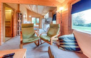 un salon avec deux chaises dans une petite maison dans l'établissement 2 Bedroom Awesome Home In Chenac-Saint-Seurin-D', à Saint-Seurin-dʼUzet