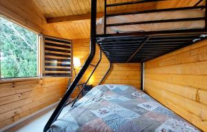 - une chambre avec des lits superposés dans une cabine dans l'établissement 2 Bedroom Awesome Home In Chenac-Saint-Seurin-D', à Saint-Seurin-dʼUzet 8 autres photos