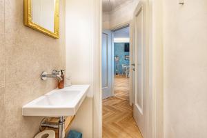 un baño con lavabo y espejo en Casa Saba Trieste Luxury Apartment with terrace, en Trieste 72 fotos más