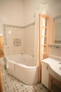 y baño con bañera blanca y lavamanos. en Maison Étoile, en Florencia