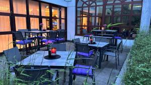 リンツにあるarte Hotel Linzの紫の椅子が並ぶテーブル