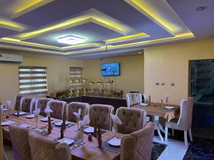 TV a/nebo společenská místnost v ubytování Gold royal