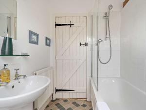 Et badeværelse på 3 Bed in Stratford-upon-Avon 54081 + 26 billeder