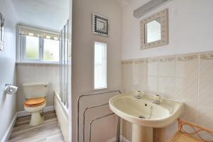 Koupelna v ubytování Moonrakers + 19 fotografií