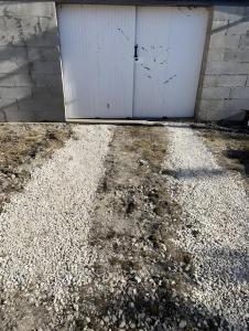 una porta del garage aperta con un mucchio di ghiaia di Au Bois Dormant a Crécy-en-Ponthieu