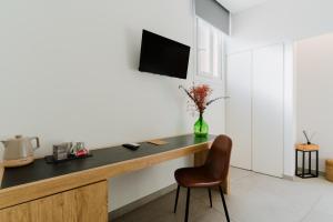 een kamer met een bureau en een vaas met bloemen bij Beddhra Mia - Lecce Selection in Lecce