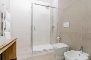 een badkamer met een douche, een toilet en een wastafel bij Beddhra Mia - Lecce Selection in Lecce +31 foto's