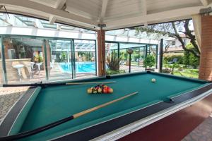 une table de billard dans une maison avec piscine dans l'établissement Fontana Comfort Apartment, à Castelnuovo del Garda