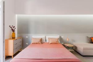 een slaapkamer met een groot bed en een bank bij Beddhra Mia - Lecce Selection in Lecce