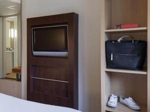 Μια τηλεόραση ή/και κέντρο ψυχαγωγίας στο Ibis Schiphol Amsterdam Airport +156 φωτογραφίες