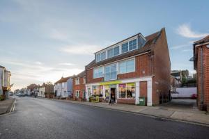 eine leere Straße mit einem Gebäude am Straßenrand in der Unterkunft Aldeburgh Dawn in Aldeburgh