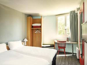 Ένα ή περισσότερα κρεβάτια σε δωμάτιο στο ibis Chartres Ouest Luce