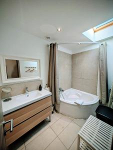 Koupelna v ubytování Maison avec piscine, jacuzzi et sauna privatifs - Mas de Nebbas