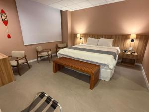 een hotelkamer met een bed en een projectiescherm bij Hotel Vila Cop in Belém +19 foto's