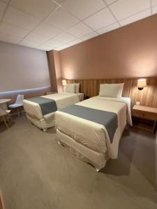 een hotelkamer met twee bedden in een kamer bij Hotel Vila Cop in Belém