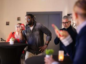 贡比涅贡比涅宜必思酒店的一群人围着桌子拍照