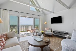 een woonkamer met uitzicht op de oceaan bij MW4205: 4205 Mariners Watch in Kiawah Island