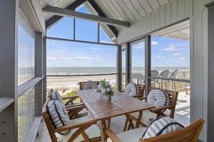 een eetkamer met een tafel en stoelen en het strand bij MW4205: 4205 Mariners Watch in Kiawah Island
