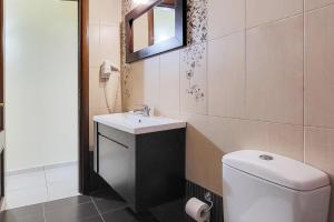 Koupelna v ubytování George's Poet Maisonette + 69 fotografií