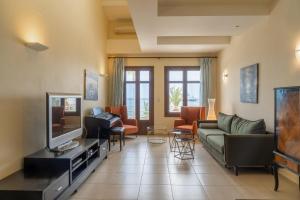 TV a/nebo společenská místnost v ubytování George's Poet Maisonette