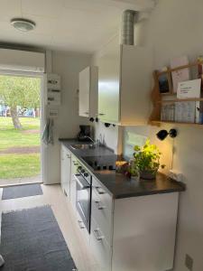 Η κουζίνα ή μικρή κουζίνα στο Holiday Bliss By Forest And Bornholms Top Beach