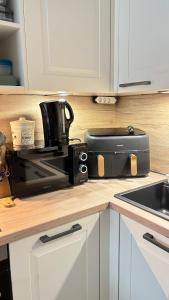 Η κουζίνα ή μικρή κουζίνα στο Full City Apartment