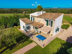 eine Luftaufnahme eines Hauses mit Pool in der Unterkunft Villa Sa Pau by Slow Villas in Ca's Concos des Cavaller